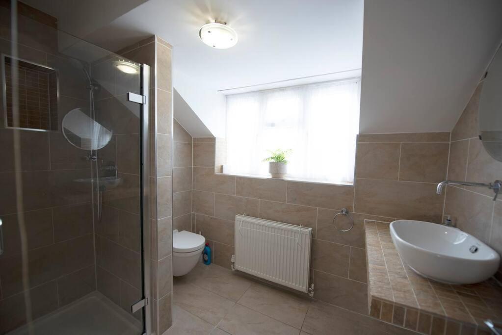 Luxury 6 Bedroom House With Parking - Northwood Northwood  Buitenkant foto