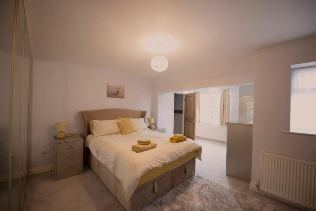 Luxury 6 Bedroom House With Parking - Northwood Northwood  Buitenkant foto
