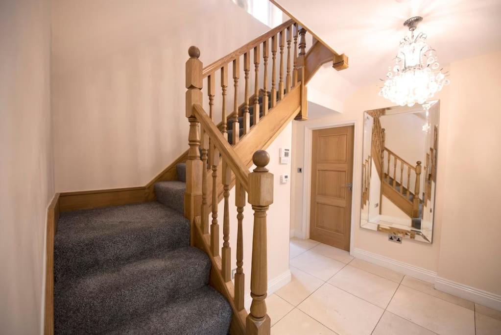 Luxury 6 Bedroom House With Parking - Northwood Northwood  Buitenkant foto